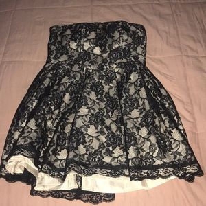 Mini black lace close dress
